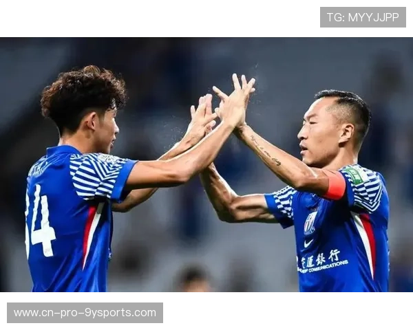 上海申花拉唐突破禁区送出传中，打造绝妙进攻利器